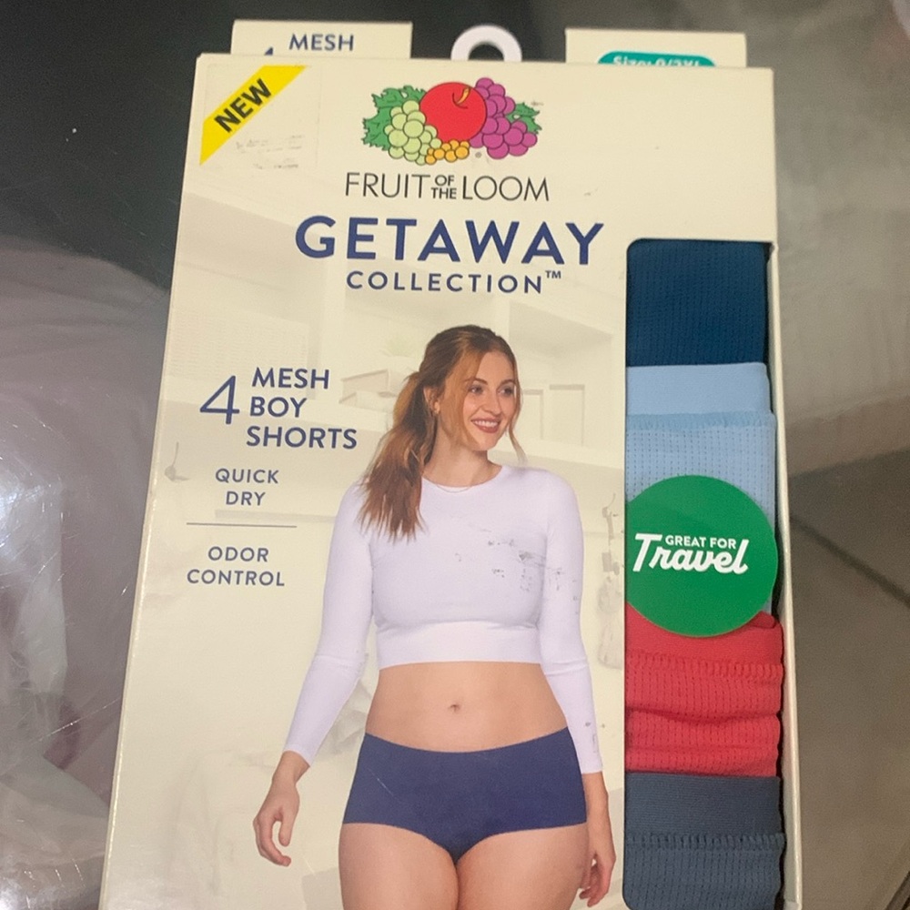 Fruit of the loom 
4 Mesh Boys Shorts 
Size : 9.    2 XL 
Quick Dry